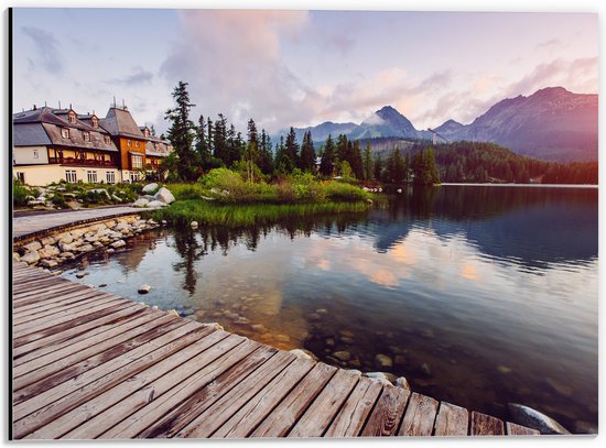 Dibond - Luxe Woning met Houten Vlonder aan het Water met Bomen bij Bergen - 40x30 cm Foto op Aluminium (Wanddecoratie van metaal)