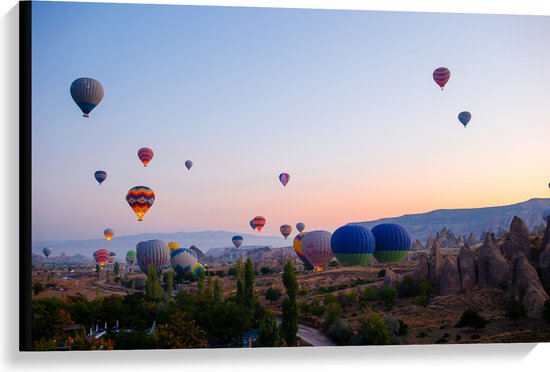 Canvas - Lucht Vol Hete Luchtballonnrn boven Landschap in de Avond - 90x60 cm Foto op Canvas Schilderij (Wanddecoratie op Canvas)