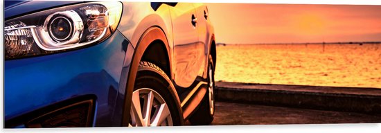 Dibond - Luxe Blauw Gekleurde Geparkeerde Auto tijdens Zonsondergang - 120x40 cm Foto op Aluminium (Wanddecoratie van metaal)