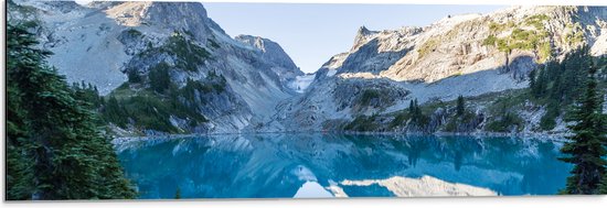 Dibond - Meer tussen de Bergen en de Planten in de Ochtend - 90x30 cm Foto op Aluminium (Wanddecoratie van metaal)