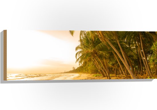 Hout - Kokosnoot Palmbomen aan het Strand tijdens Felle Zonsopkomst - 90x30 cm - 9 mm dik - Foto op Hout (Met Ophangsysteem)