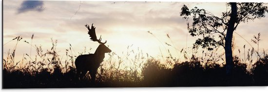 WallClassics - Dibond - Silhouet van Hert in Veld met Boom - 90x30 cm Foto op Aluminium (Wanddecoratie van metaal)