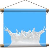 Textielposter - Klotsende Melk tegen Lichtblauwe Achtergrond - 40x30 cm Foto op Textiel