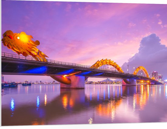PVC Schuimplaat- Paarse Lucht boven Verlichte Dragon brug in Da Nang, Vietnam - 100x75 cm Foto op PVC Schuimplaat