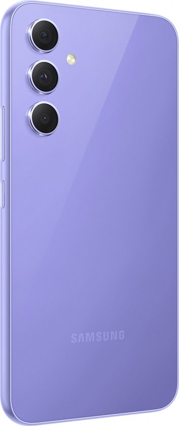 Paarse Samsung Galaxy A54 5G smartphone, schuin van achteren gezien.
