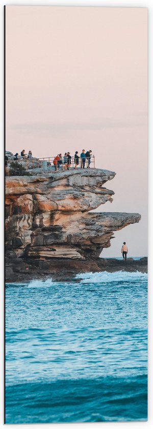 WallClassics - Dibond - Toeristisch Uitkijkpunt op Rots bij Zee - 40x120 cm Foto op Aluminium (Met Ophangsysteem)