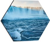 WallClassics - Dibond Hexagon - Goðafoss Watervallen in IJsland - 30x26.1 cm Foto op Hexagon (Met Ophangsysteem)
