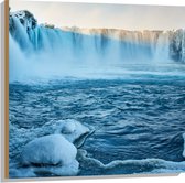 WallClassics - Hout - Goðafoss Watervallen in IJsland - 80x80 cm - 9 mm dik - Foto op Hout (Met Ophangsysteem)