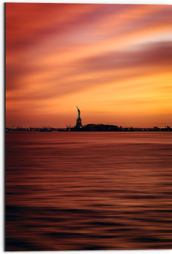 WallClassics - Dibond - Vrijheidsbeeld in New York van Ver met Zonsondergang - 50x75 cm Foto op Aluminium (Wanddecoratie van metaal)