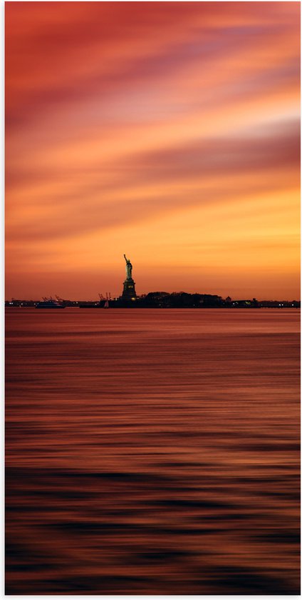 WallClassics - Poster (Mat) - Statue de la Liberté à New York vue de loin avec coucher de soleil - 50x100 cm Photo sur papier poster aspect mat