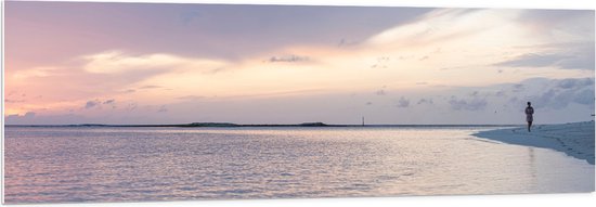 WallClassics - PVC Schuimplaat- Vrouw tijdens Strandwandeling tegen de Avond - 150x50 cm Foto op PVC Schuimplaat