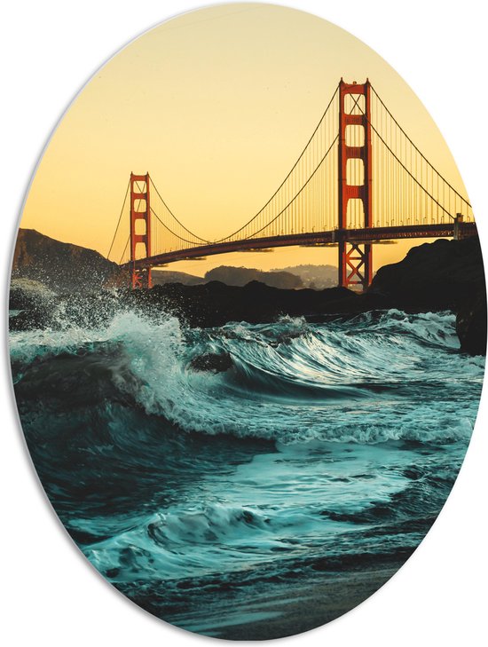 WallClassics - PVC Schuimplaat Ovaal - Wilde Zee bij Golden Gate Bridge in San Francisco - 72x96 cm Foto op Ovaal (Met Ophangsysteem)