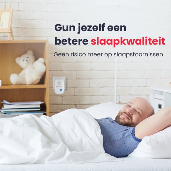 Een man slaapt rustig in bed. Naast hem op de muur hangt een Pest Protest ultrasone ongediertebestrijder.