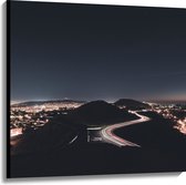 WallClassics - Canvas - Weg tussen de Bergen in de Nacht - 100x100 cm Foto op Canvas Schilderij (Wanddecoratie op Canvas)