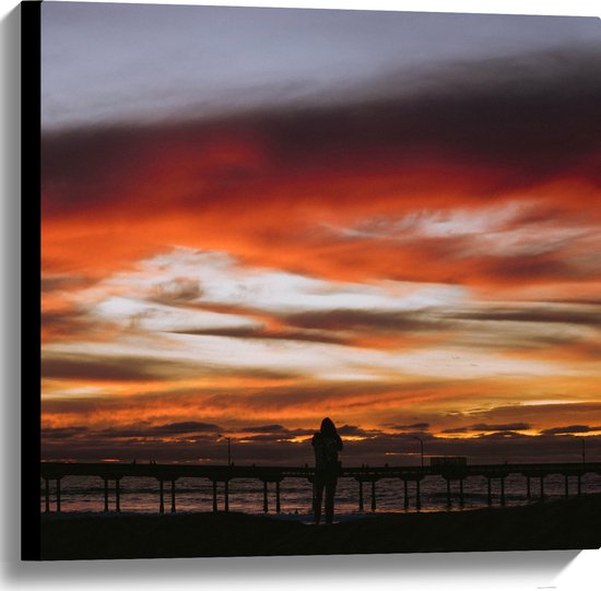 WallClassics - Canvas - Wit/ Oranje Lucht boven Pier bij de Zee - 60x60 cm Foto op Canvas Schilderij (Wanddecoratie op Canvas)