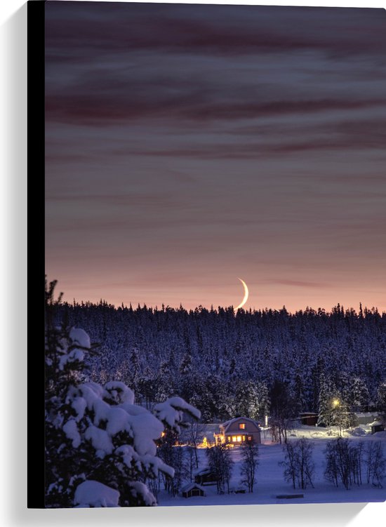 WallClassics - Canvas - Smalle Maan boven Huisje in het Bos met Sneeuw - 40x60 cm Foto op Canvas Schilderij (Wanddecoratie op Canvas)
