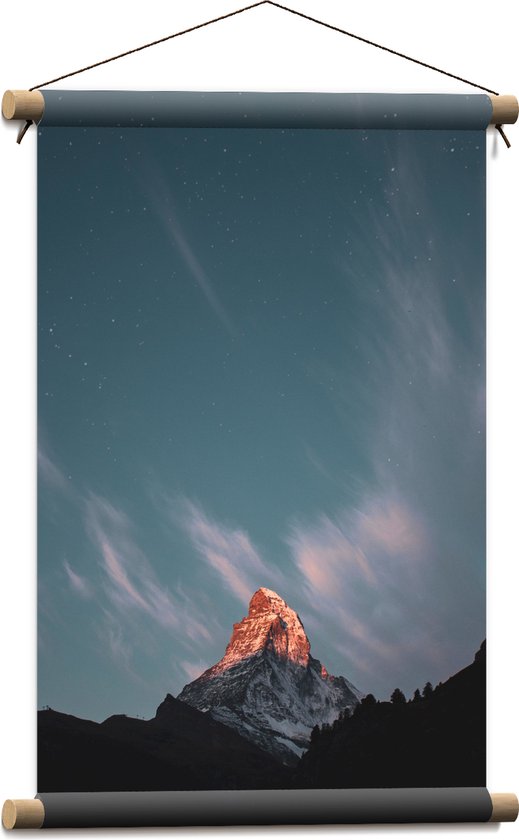 WallClassics - Textielposter - Zonlicht Vallend op Bergtop met Sneeuw - 40x60 cm Foto op Textiel