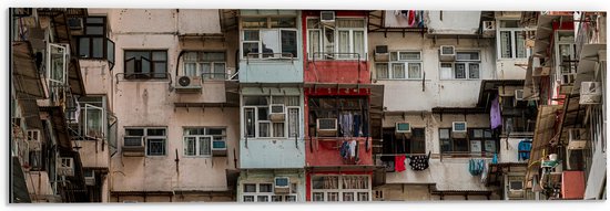 WallClassics - Dibond - Kleine Flatwoningen - Hong Kong - 60x20 cm Foto op Aluminium (Wanddecoratie van metaal)