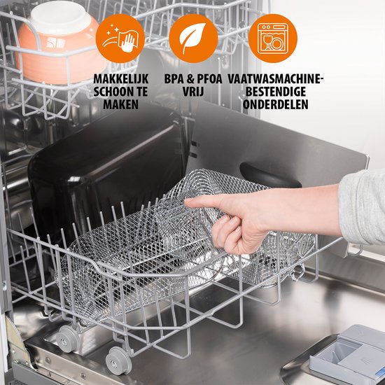Een hand plaatst een frituurmandje in een vaatwasser, met iconen voor 'makkelijk schoon te maken', 'BPA & PFOA vrij' en 'vaatwasmachinebestendige onderdelen'.