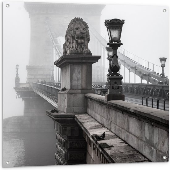WallClassics - Tuinposter – Kettingbrug over het Water - Boedapest - 100x100 cm Foto op Tuinposter (wanddecoratie voor buiten en binnen)