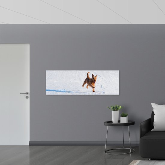 WallClassics - Bois - Chien Marron Courant dans la Neige - 150x50 cm - 9 mm d'épaisseur - Photo sur Bois (Avec Système d'Accrochage)