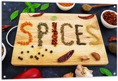 Tuinposter – Spices Geschreven met Specerijen op een Snijplank - 120x80 cm Foto op Tuinposter (wanddecoratie voor buiten en binnen)