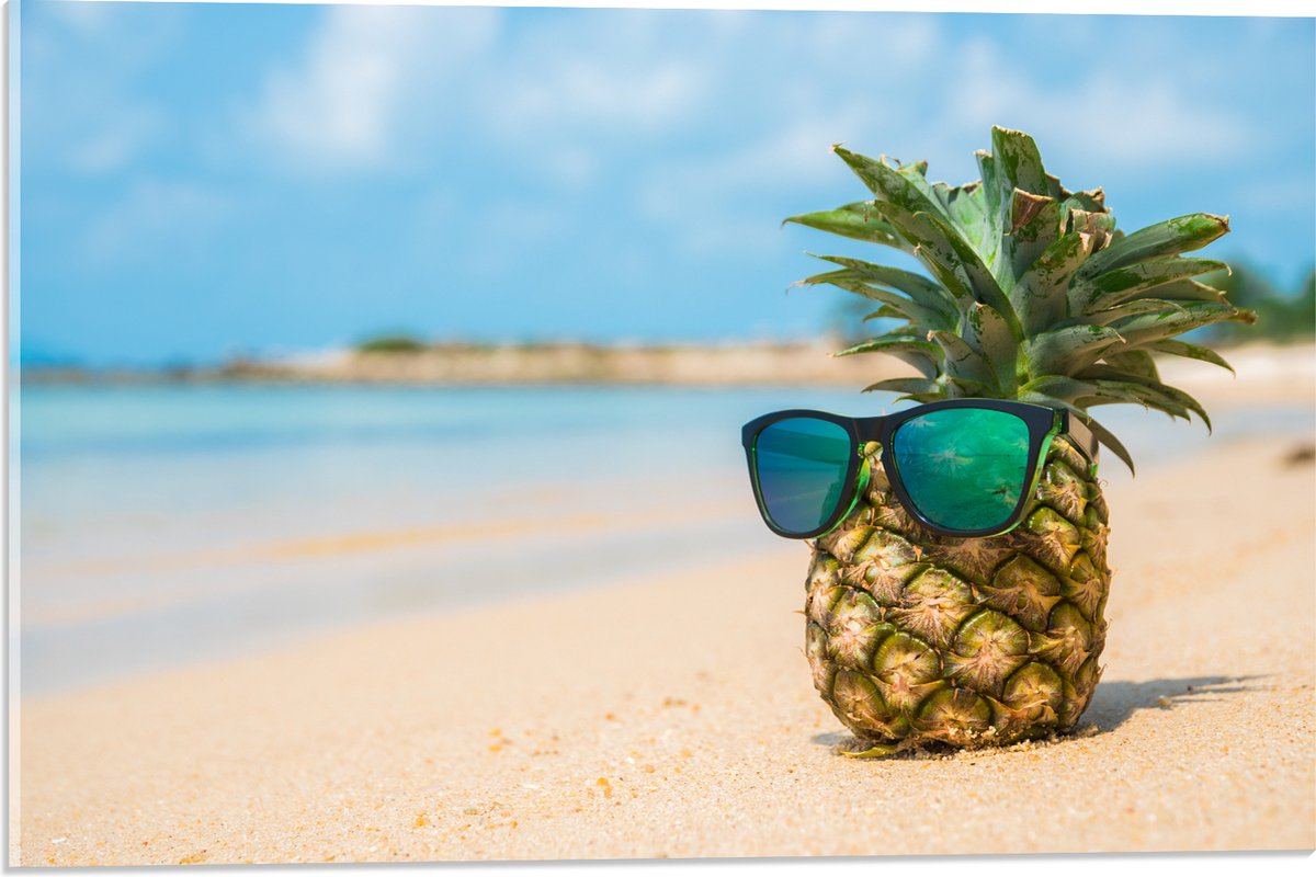 Acrylglas - Ananas met Zonnebril Chillend op het Strand - 60x40 cm Foto op Acrylglas (Wanddecoratie op Acrylaat)