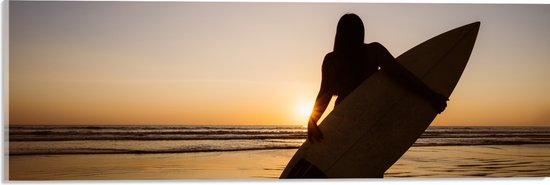 Acrylglas - Achteraanzicht van Surfer lopend over het Strand - 60x20 cm Foto op Acrylglas (Wanddecoratie op Acrylaat)
