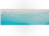 PVC Schuimplaat - Bovenaanzicht van Helderblauwe Oceaan met Golven - 60x20 cm Foto op PVC Schuimplaat (Met Ophangsysteem)