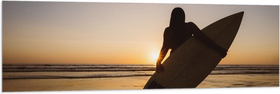 Vlag - Achteraanzicht van Surfer lopend over het Strand - 150x50 cm Foto op Polyester Vlag