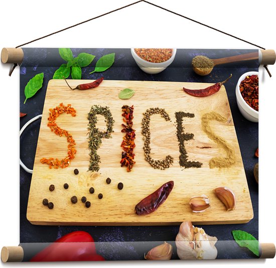 Textielposter - Spices Geschreven met Specerijen op een Snijplank - 40x30 cm Foto op Textiel