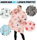 Vrouw in roze hoodie deken met sushi print, omringd door verschillende prints.