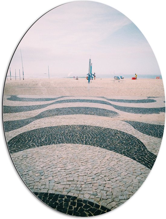 Dibond Ovaal - Stenen Weg aan de Rand van het Strand - 60x80 cm Foto op Ovaal (Met Ophangsysteem)