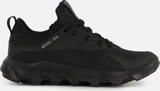 Zijaanzicht van een zwarte ECCO MX sneaker met grove zool en 'ecco / mx' tekst op de zijkant.