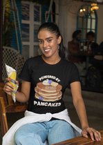 Shirt - Powered by pancakes - Wurban Wear | Grappig shirt | Dieet | Unisex tshirt | Fast food | Airfryer | Sport | Verwenpakket | Wit & Zwart