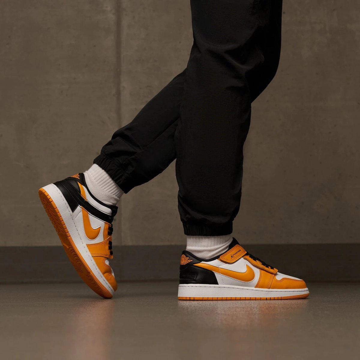 Sneakers Nike Nike Air Jordan 1 Low Flyease “”Taxi Geel