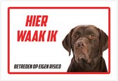 Waakbord/ bord | "Hier waak ik" | 30 x 20 cm | Labrador Retriever Bruin | Dikte: 1 mm | Waakhond | Hond | Chien | Dog | Betreden op eigen risico | Mijn huisdier | Polystyreen | Rechthoek | Witte achtergrond | 1 stuk