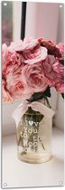 Tuinposter – Boeket Roze Bloemen in Doorzichtige Vaas met Tekst ''I Love You To The Moon And Back'' - 40x120 cm Foto op Tuinposter (wanddecoratie voor buiten en binnen)