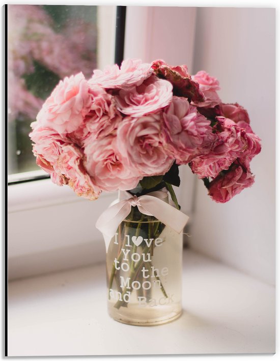 Dibond - Boeket Roze Bloemen in Doorzichtige Vaas met Tekst ''I Love You To The Moon And Back'' - 30x40 cm Foto op Aluminium (Wanddecoratie van metaal)