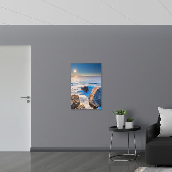 WallClassics - Muursticker - Soleil Léger dans la Neige - 60x90 cm Photo sur Muursticker