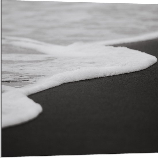 WallClassics - Dibond - Schuim van Golf (zwart/wit) - 80x80 cm Foto op Aluminium (Met Ophangsysteem)