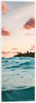 WallClassics - Acrylglas - wolkjes boven Zee op Vakantiebestemming - 20x60 cm Foto op Acrylglas (Met Ophangsysteem)