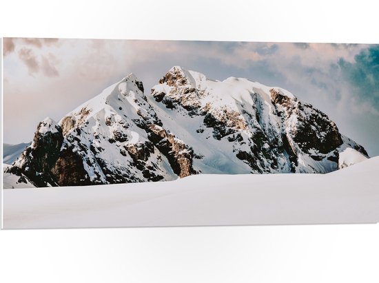 WallClassics - PVC Schuimplaat - Grote Sneeuwberg - 100x50 cm Foto op PVC Schuimplaat (Met Ophangsysteem)