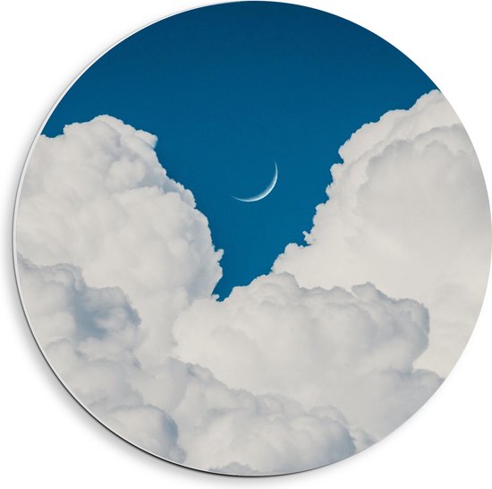 WallClassics - PVC Schuimplaat Muurcirkel - Smalle Maan bij Wolken Overdag - 40x40 cm Foto op Muurcirkel (met ophangsysteem)