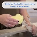 Gele spons met gezicht wordt gebruikt om glas te wassen. Zacht en flexibel in warm water; stevig in koud water.