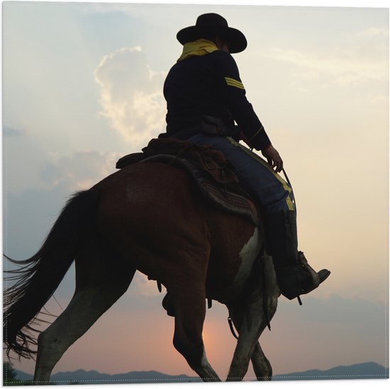 Vlag - Cowboy op Paard bij Zonsondergang - 50x50 cm Foto op Polyester Vlag