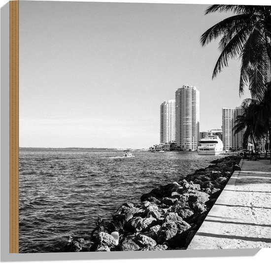 Hout - Palmbomen op het Strand met Uitzicht op Hoge Gebouwen Zwart/Wit - 50x50 cm - 9 mm dik - Foto op Hout (Met Ophangsysteem)