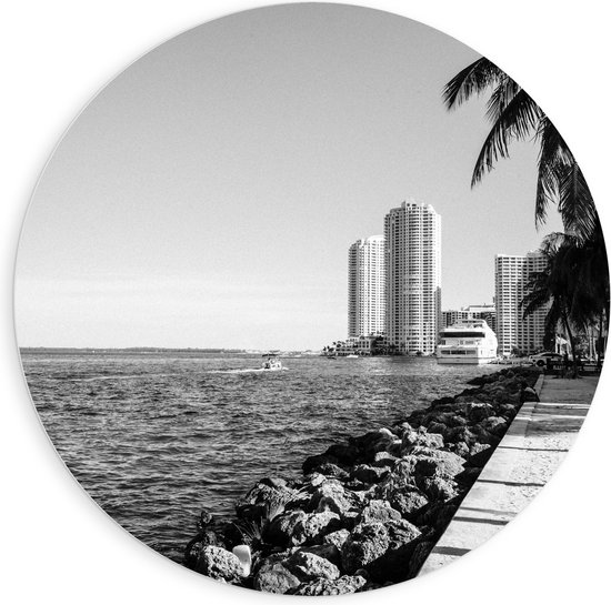 PVC Schuimplaat Muurcirkel - Palmbomen op het Strand met Uitzicht op Hoge Gebouwen Zwart/Wit - 90x90 cm Foto op Muurcirkel (met ophangsysteem)