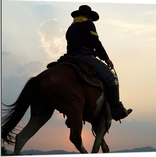 Dibond - Cowboy op Paard bij Zonsondergang - 80x80 cm Foto op Aluminium (Met Ophangsysteem)