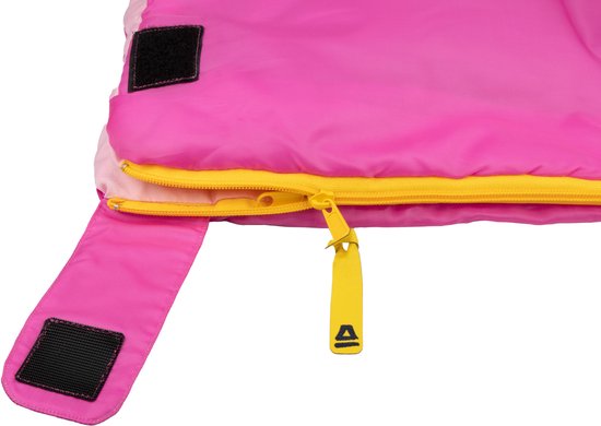 Detail van een roze slaapzak met gele rits en klittenbandsluitingen.
